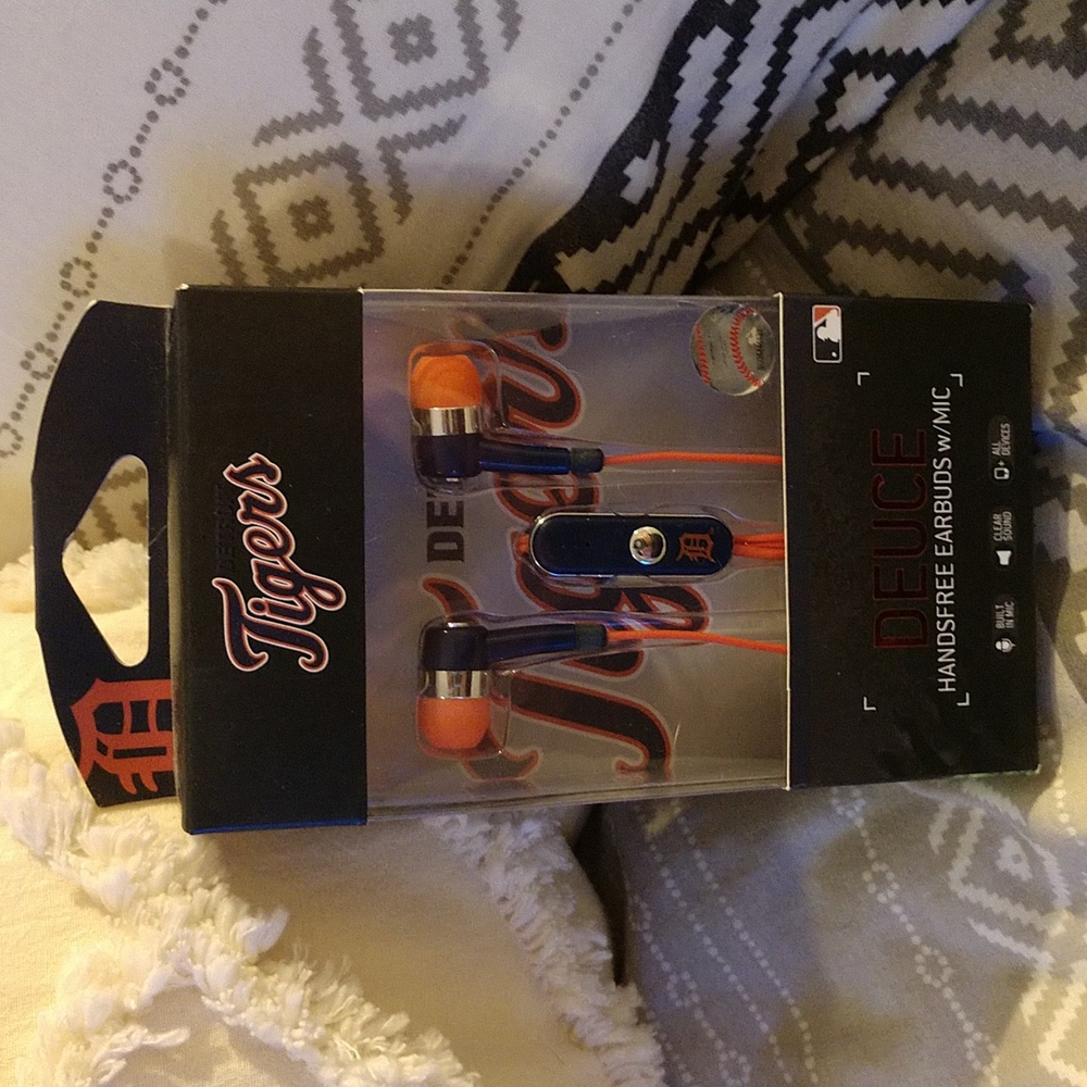 NWT Detroit Tigers Earbuds
